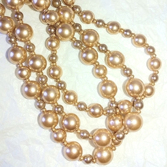 CHAMPAGNE BEIGE PEARL NECKLACE 3 STRAND - Picture 2 of 4